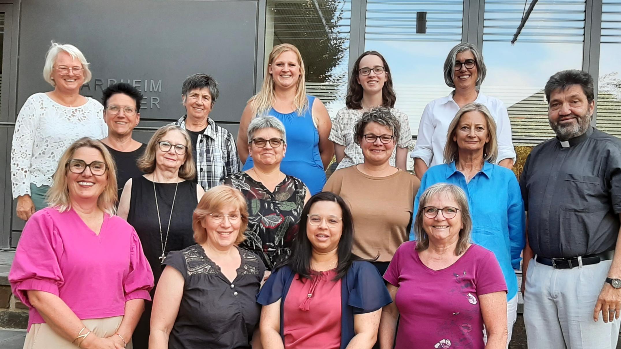 Der Pfarrgemeinderat mit: Maria Brachtendorf-Schüller, Bianca Beutgen, Loni Hillger, Susanne Leuchs, Lea Fuchs, Melanie Hürlimann, Sigrid Seul, Susanne Jacobeit; Dr. Uta Freudenberg, Silvia Mühl, Koop. Pfr. Frank Werner, Stefanie Eversheim, Brigitte Schmickler, Sabrina Dittscheidt, Beatrix Breuer auf dem Bild fehlen: Johanna Stenz, Christoph Philippi und Maximilian Pogacar Auf dem Bild fehlen