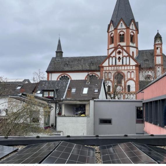 Kurt Heuser und Markus Schlich auf dem Dach des Gebäudekomplexes