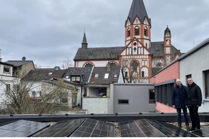 Kurt Heuser und Markus Schlich auf dem Dach des Gebäudekomplexes